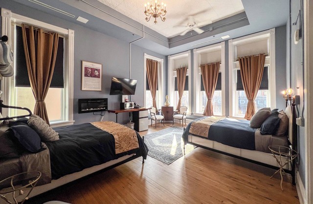 Oliver Inn | Suite 16 | Chester & Clara Congdon