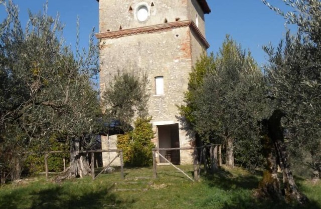 Oliveto Sabino: LEBEN IN SABINA IN Mittelalterlichen Turm