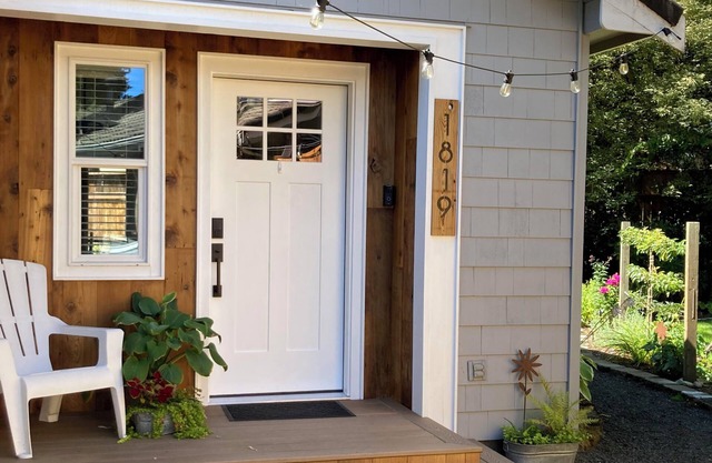 Oly Oasis - charming bungalow in Olympia with WiFi, AC and your own backyard!!