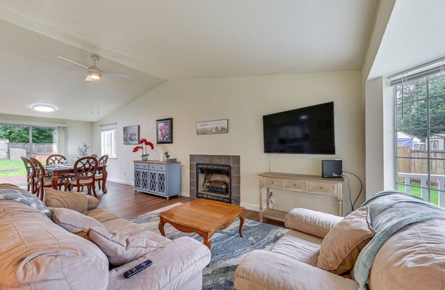 Olympia Home w/ Deck ~ 7 Mi to Amtrak Train!