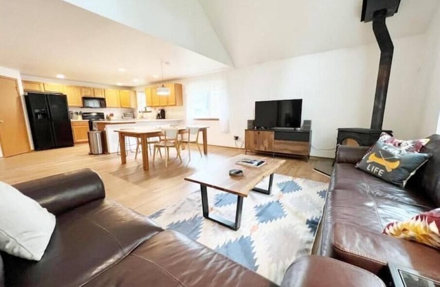 Olympic Base Camp: Pet friendly & spacious 4 bedroom home w/ hot tub