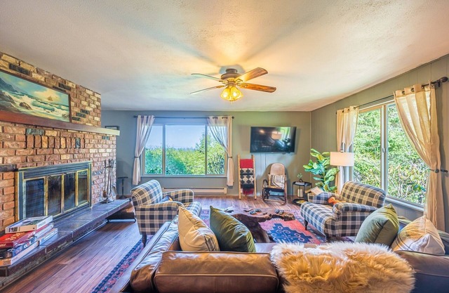 Olympic Retreat:3 BR, detached cottage & hot tub close to Olympic National Park!