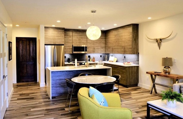 Innenstadt, Luxus, Modern 1 Bedroom Condo
