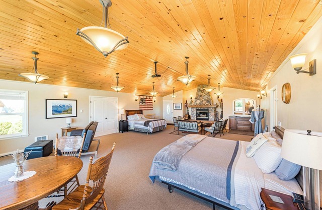 Olympic View room - King, Queen, full kitchen, Hot tub