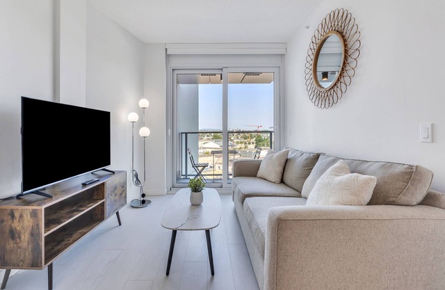 Olympic Village - Free Parking + Skytrain + Fits 4 ppl