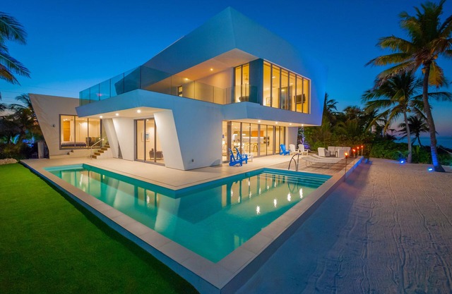 Olympus: Designer-Strandvilla mit Pool, viel Tech & Rooftop-Lounge mit Panoramablick