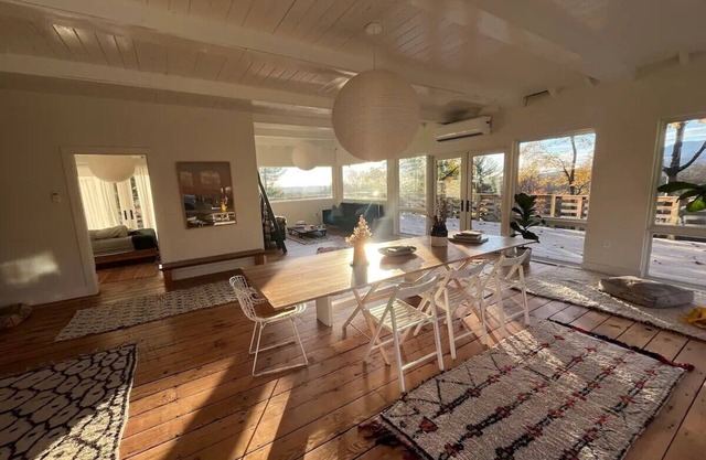 OMG Modern Country House wrap around deck beautiful sunrise walk to zoom flume.