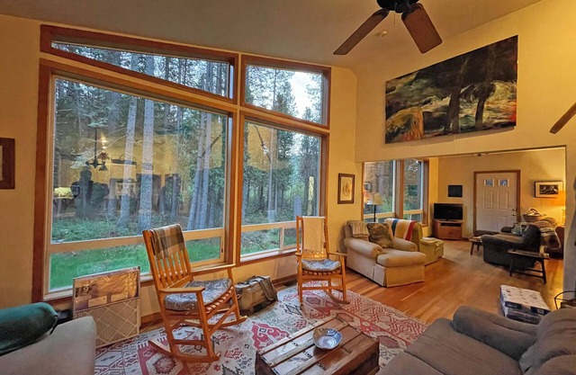 Auf einer Wiese von einem Bach im Schatten des Mount Shasta - Free Wifi und Sleeps 8+
