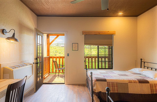 On Allen Street- Walk to everything! Balcony Sunsets! Free Wifi! Miners Cabin #1