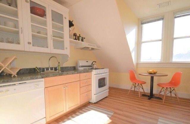 On Beautiful Broadway - Huge Sunny 2 Bedroom