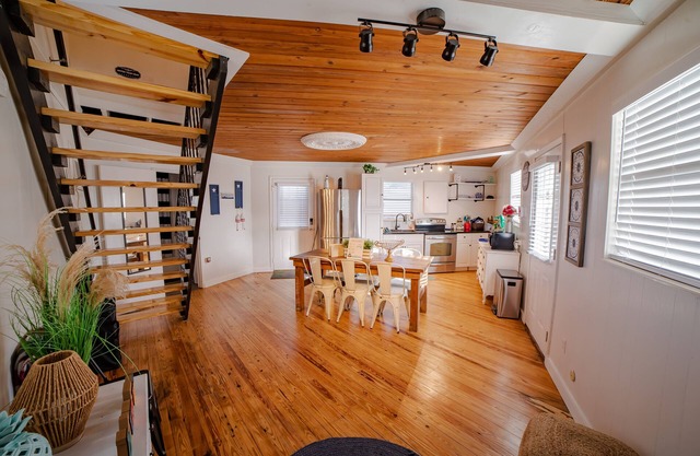 On Channel To Lake, 3 Boat Slips, Pet Friendly, WiFi, near okeetantee.