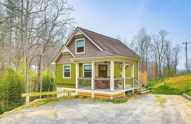 On Farm: Charming Hendersonville Retreat!