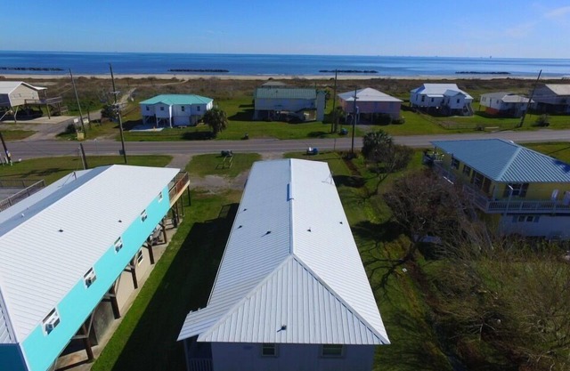 On Island Time liegt gegenüber vom Grand Isle Beach und bietet Platz für 10 Personen
