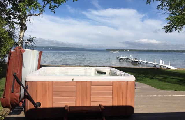 ON LAKE CHARLEVOIX - 5 MINUTES FROM DOWNTOWN CHARLEVOIX