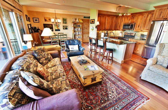 On Lake! Ground Floor Unit. Pool, Hot Tub. Walk to Marina, Concerts, Parks