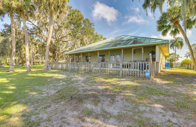 On Lake Istokpoga: Lorida Home w/ Lanai!