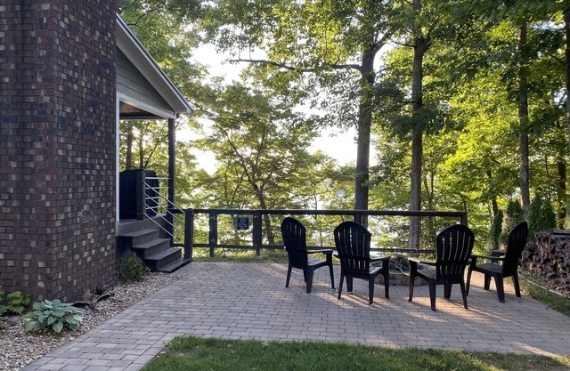 On Lake Time- Fun and relaxation await! Adorable 3bd/2bth house with lake view.