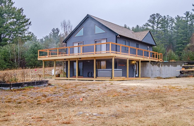 On Mountain Time - renovated ski house, hot tub, 15 minutes to Sunday River
