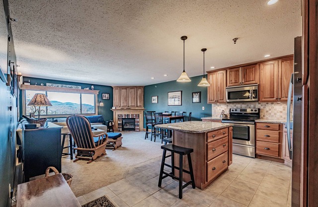 On Mountain two bedroom unit sleeping 6 with air conditioning!