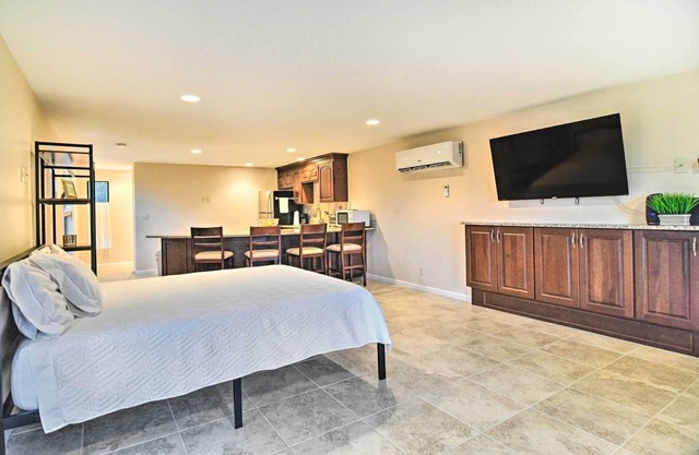 Sleek Largo Studio w/ Pond < 7 Mi to Beach!