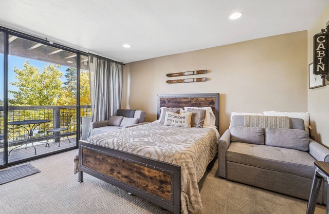 On-Site Skiing: Truckee Studio w/ Balcony