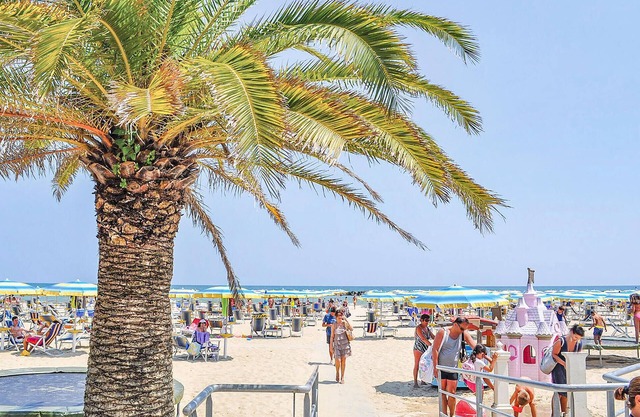On the Abruzzo Adriatic coast, this practical vacation apartment welcomes you near the beach.