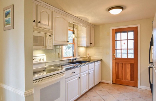 19928: Immaculate Property on Bayside of Dennis w/ Large Private Yard, Deck, Patio, Ping Pong!