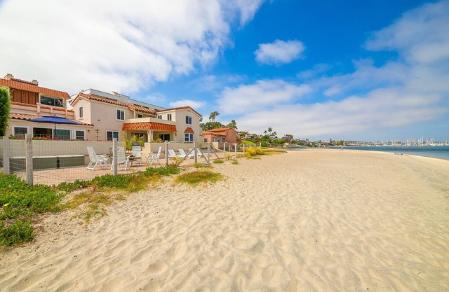 On The Beach Clubhouse - Bayfront with private beach access