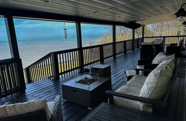 On The Lake! 5 Bedroom Lakefront Home