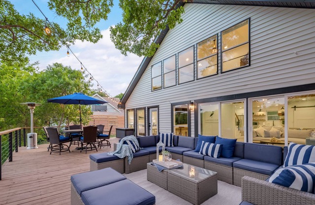 On the Lake!!! Lakeside Cliff offers elegance with tons of space inside and out.