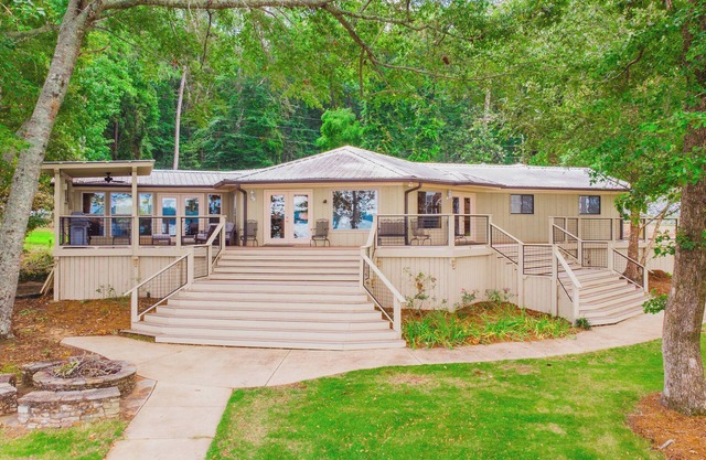 On the lake, sleeps 8 with dock and boat lift