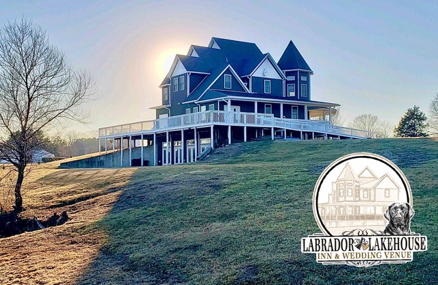 On the Lake & Wine Trail & a Perfect Getaway for16 + With an ADA Suite!