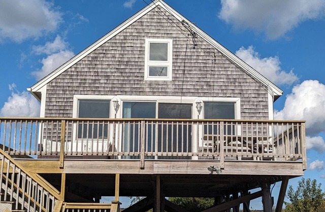 On the ocean, 3-bedroom cottage in Charlestown, RI