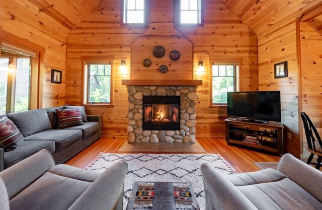 On the River! Wooded Bliss Riverfront Sanctuary on the Mckenzie River