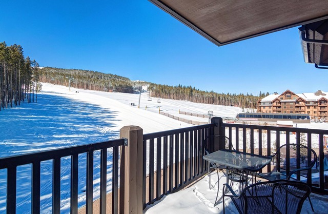 AUF DEN PISTEN. SCHNELLE ANTWORT. Ski Side Corner Einheit, Crystal Peak Lodge 2BR / 2BA