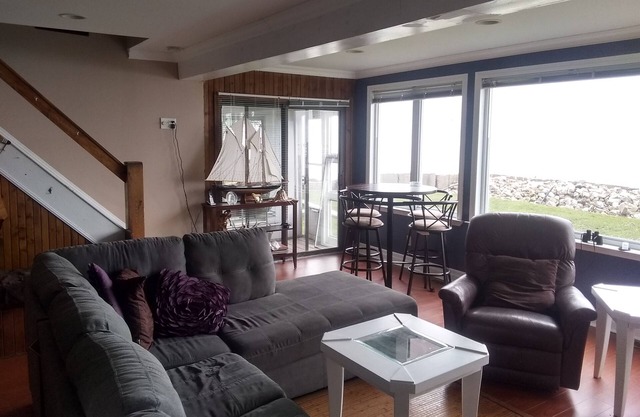 On The Water's Edge Room to roam on the lakefront
