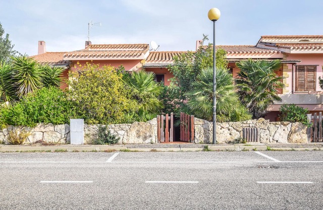 On the west coast of Sardinia welcomes you this beautiful terraced house with sea view.