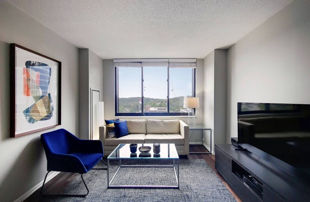 One Bed in White Plains, 5-minute Walk to Train