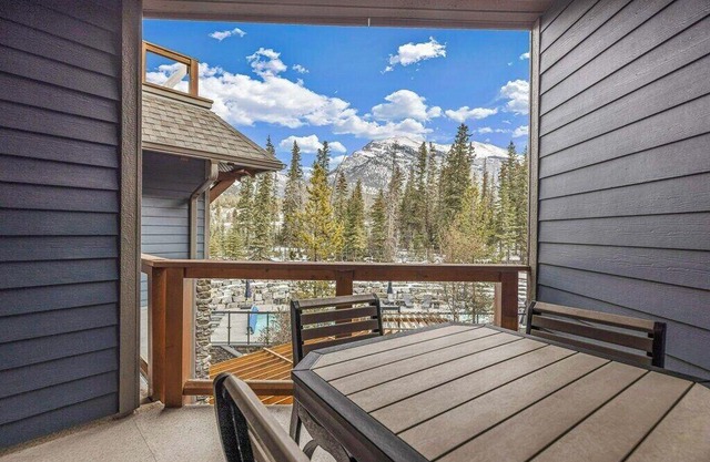 One Bed King Pool/Mountain View Suite