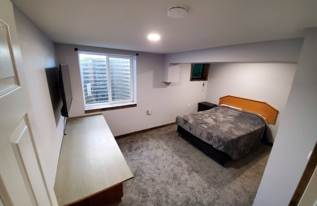 One bed room -LOWER UNIT- Kitchenette