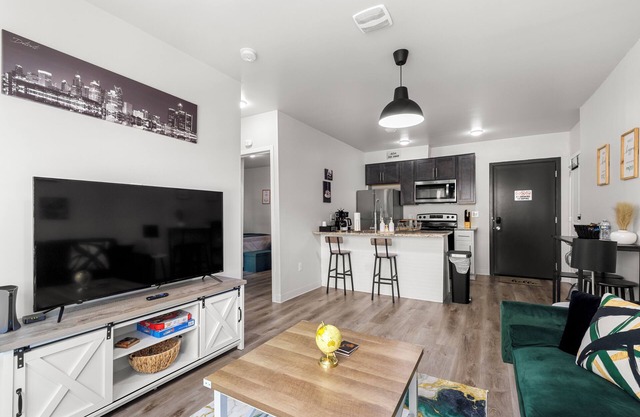 One Bedroom apartment In Midtown W/Balcony