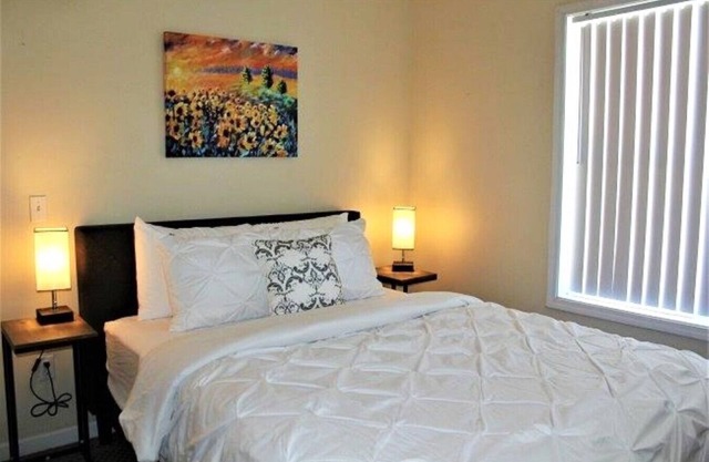 One Bedroom Apartment in Kalamazoo with View