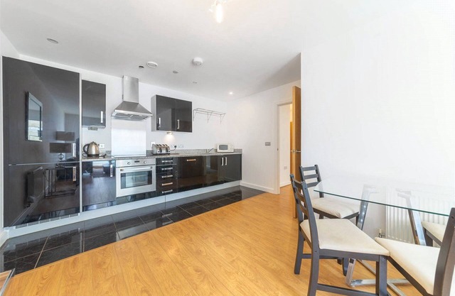 One bedroom apartment with balcony near o2 (Sleeps 4)