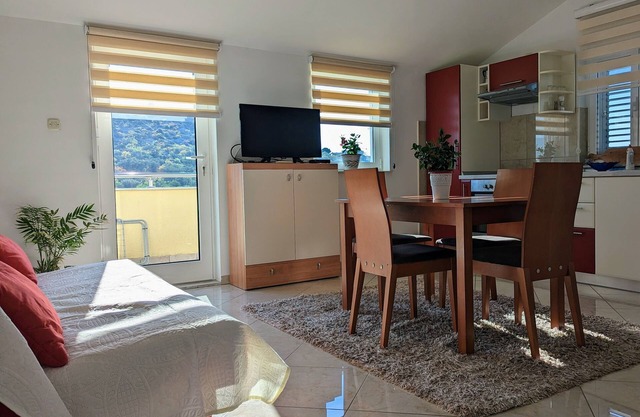 1-Zimmer-Ferienwohnung mit Terrasse und Meerblick Murter (A-5100-a)