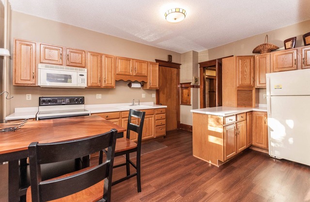 One bedroom apt, walk to Mayo and St,Mary's.