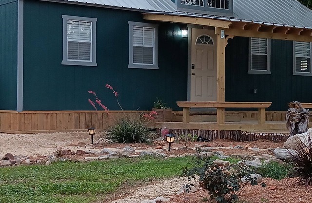 One bedroom cabin minutes from the Frio River and Garner State Park!
