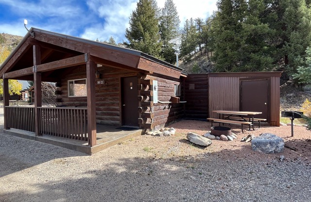 One Bedroom Cabin with Ample Parking and Space from Neighboring Cabins