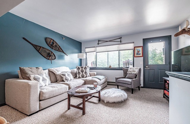 One bedroom Cascades A-20, beautifully updated sleeps 8