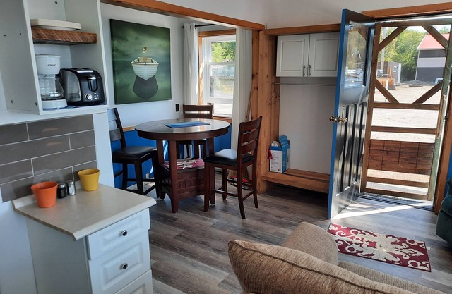 One bedroom, close to everything.... trout lake north bay