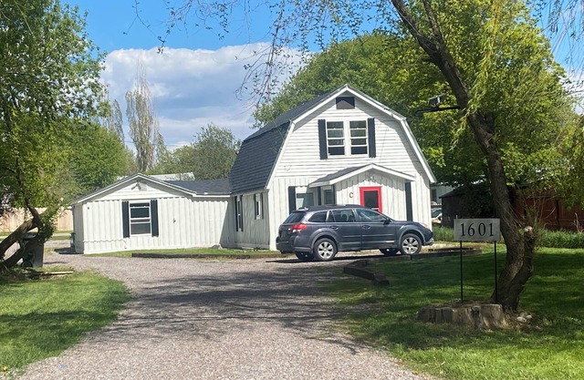 One bedroom crash pad in the heart of Kalispell; WiFi, workspace & full kitchen